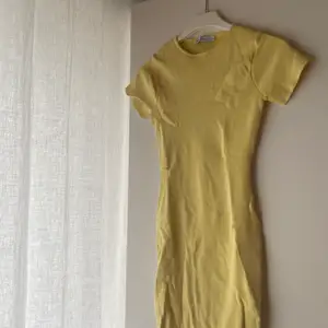 Tight, figurframhävande och gul klänning från Zara. Superskönt material som sitter som en smäck på kroppen men man känner sig ändå inte kvävd. Storlek 36/S.