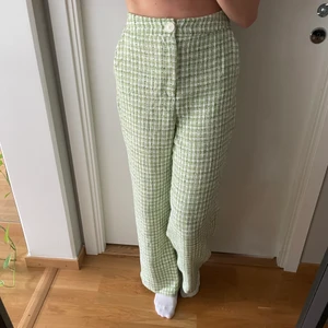 Gröna och långa kostymbyxor från Stradivarius strl 38 - Skitsnygga gröna kostymbyxor från Stradivarius inköpta förra sommaren med djupa fickor! Säljes pga en storlek för stora för mig tyvärr. Perfekt längd på mig som är 175 cm lång❤️‍🔥. Upplevs något mer gröna i verkligheten. Nypris 400kr 