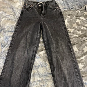 Vida jeans  - Säljer mina jeans från Gina tricot!  Köpte dom för 600 säljer för 400 Dom är i bra skick och säljer dem för det inte är min stil längre💗 pris kan diskuteras! Kan KANSKE mötas upp runt Stenungsund/gbg! Jag står inte för frakt