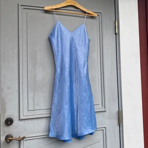 LULU.H KLÄNNING - Jag säljer denna Lulu.H Paris klänningen då den är lite för stor på mig. Den är i bra skick :) Den är s men skulle nog kunna passa M också.