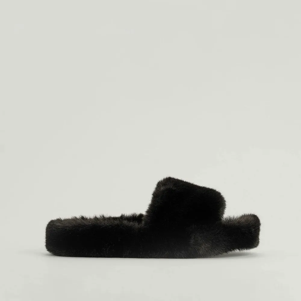 Säljer svarta fuskpäls tofflor från NA-KD i storlek 37 som jag bara använt nån gång, dem är i fint skick och även slutsålda på sidan. Skriv privat för mer bilder💕. Skor.