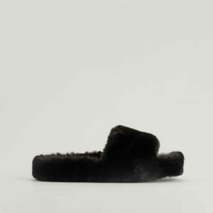 Säljer svarta fuskpäls tofflor från NA-KD i storlek 37 som jag bara använt nån gång, dem är i fint skick och även slutsålda på sidan. Skriv privat för mer bilder💕
