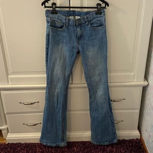 Brandy Melville brielle 90’s jeans - Jeans köpa från brandy Melville. Lite sliten längst ner då de är lite långa och ett pytte litet fadeat nagellacks fläck