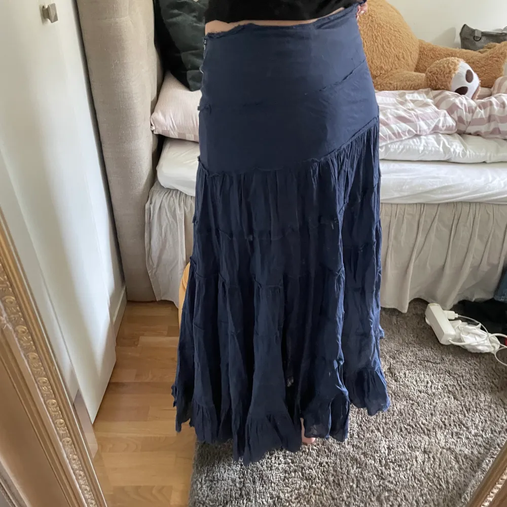 lågmidjad lång marinblå kjol med jättecoola  paljettdetaljer vid midjan. säljer då den är för liten för mig. nästan ner t fötterna på mig (172 lång). köpt på zalando (pre-owned)🤍. Kjolar.
