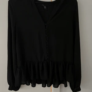 Blus med volang, strl S  - Svart blus med volang från vero Moda. Storlek S.  Använd fåtal gånger. 