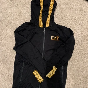 Armani tröja  - Säljer äkta Armani tröja stl xs-s den är i nyskick och inget håll eller så! 150kr+frakt💕