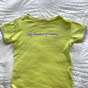 Gul Baby tee - Jätte söt gul/gul-grön baby tee, med ljus lila detaljer 💜