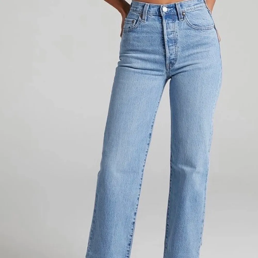 Levis jeans i modellen ribcage straight Storlek: 23. Jeans & Byxor.