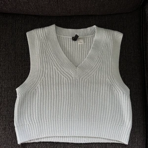 Stickad väst Hm - Stickad väst från Hm i storlek S, använd 1 gång, säljs pga inte min stil! Är i nyskick och färgen på västen är en dröm! Kom privat vid frågor! Spårbar frakt eller s-påse! 
