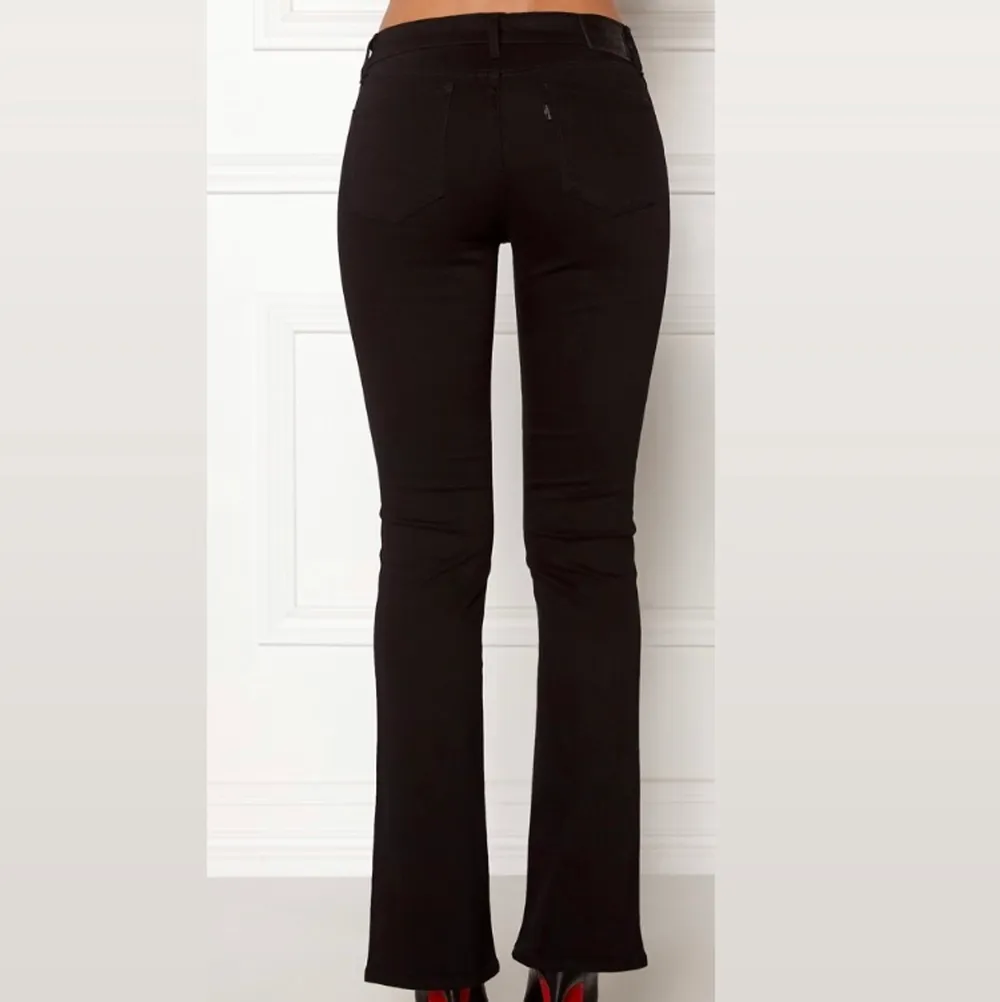 Svarta levis jeans i modellen 715 bootcut. Jeans & Byxor.