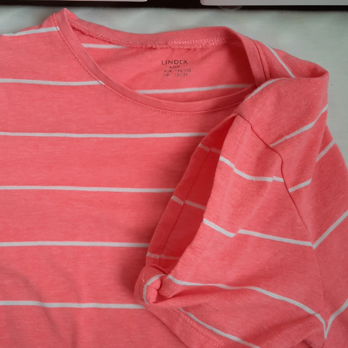 Randig korall färgad T-shirt i st 146/152/XS - 91