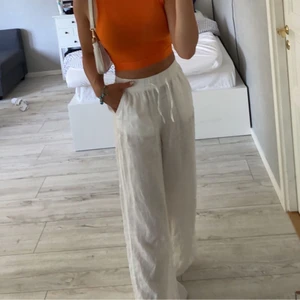 Linnebyxor från Gina - Världens bästa linnebyxor från gina tricot! Säljer på grund av att jag har köpt ett par nya! Byxorna är i storlek 34 men passar även 36 och möjligtvis en 38❤️