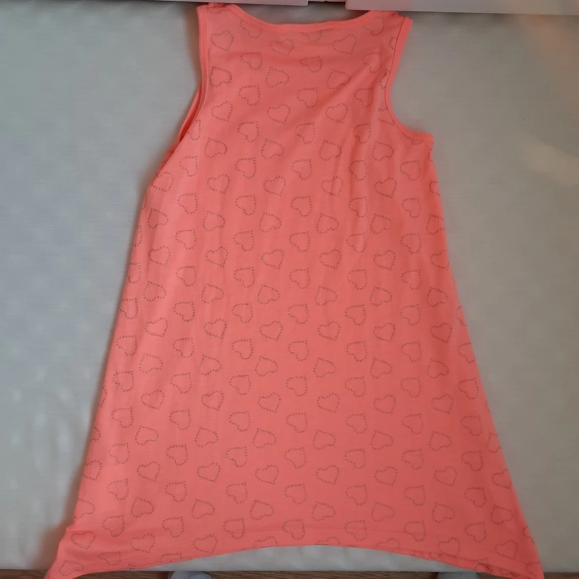 Korall färgat linne/klänning för mindre barn st 122 - 90