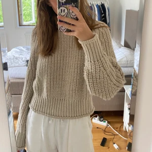 Stickad tröja - Beige stickad tröja som är super skön💕