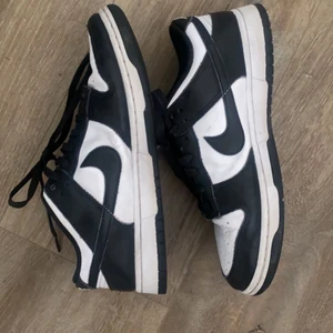 Nike dunk low retro - Fräscha dunks köpta här på Plick men som tyvärr var för stora!  