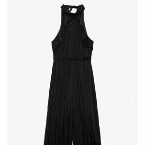 Jumpsuit halterneck med volang - Aldrig använd 