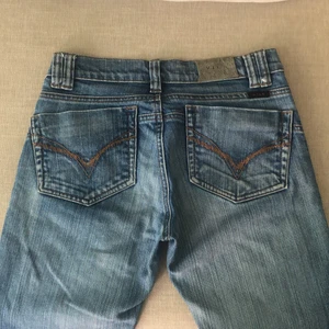 Lågmidjade jeans - Sjukt fina lågmidjade jeans från Vila! Lite slitna vid benslutet men annars i bra skick❤️ midjemått: 73cm Innerbenslängd: 78cm ANVÄNDER EJ FUNKTIONEN FRAKT 63KR 