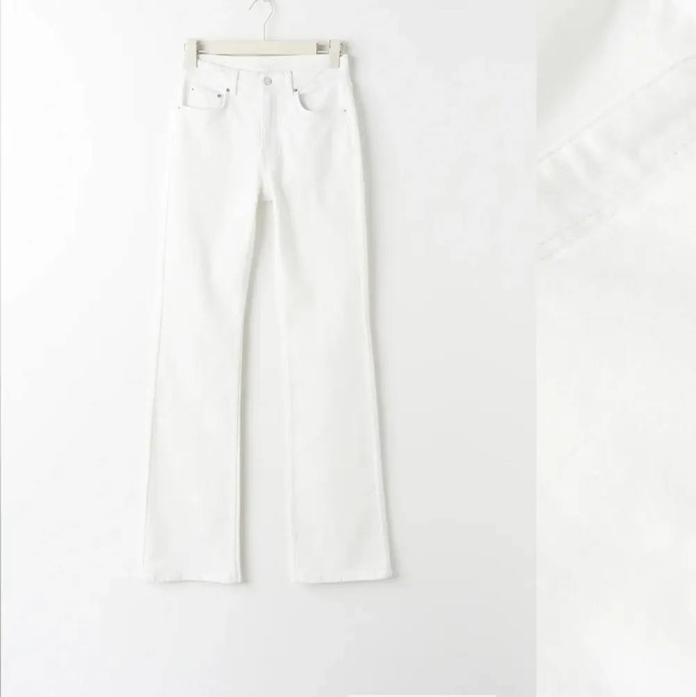 Intressekoll på dessa vita mid waist jeans från Gina Tricot, storlek 34, de heter Full Length Flare på hemsidan. Helt nya och har lappen kvar. Nypris 399kr säljer för 350kr eller bud + frakt. . Jeans & Byxor.