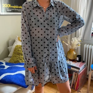 Meshklänning - En väldigt fin o lite knasig grej. Älskar att ha den till jeans och dr martens typ! Mjau! Skarvat bort snöret i midjan men mycket snyggare utan hehe 