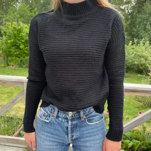 Svart stickad polokrage - Svart stickad polokrage 🖤