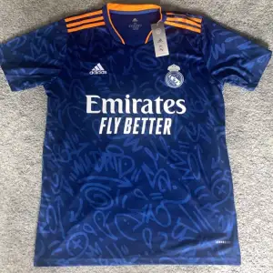 Helt ny real Madrid tröja endast testad i storlek M. Säljer den för att den inte passade mig så bra