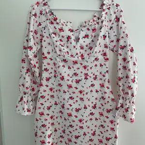 Säljer denna super fina blommiga klänningen från nelly i strl 38. Köptes för 299kr säljer nu för 149kr+ frakt.