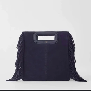 Maje väska   - Fin maje väska som jag in tänka mig att byta till en Zadig nano bag köpte i en maje butik i Spanien för ungefär en månad  sedan så hyfsat nyskick  kan mötas upp men isf i fältan 💗 annars skickar jag den och det kommer postbevis då❤️ båda banden kommer med❤️