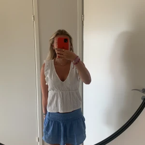 Topp - Säljer min fina topp från pull&bear i storlek s, den sitter inte så snyggt på mig därför säljer jag den💞
