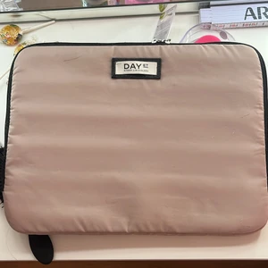 Datorfodral  - säljer mitt datorfodral från day. Har råkat dra med en penna uppe i hörnet tyvärr därav priset. Köparen står för frakt.