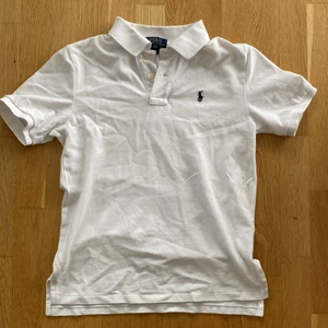 Vit Ralph Lauren T-shirt storlek M  - Vit Ralph Lauren T-shirt storlek M, kontakta mig om priset inte funkar för dig