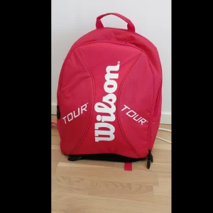 Tennis väs - Detta är en tennis väska som har bara använts ca 3 - 5 gånger. Den är i perfek skick. Meddela mig om ni är intresserade 