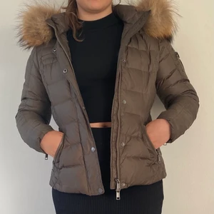 Rockandblue jacka grön - En vinterjacka med äkta päls i storlek 38, använd några gånger men är i gott skick.