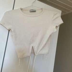 Croptop - En croppad tröja från bershka men snörning