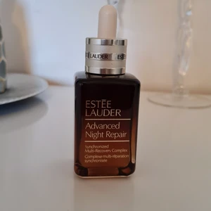 ESTEE LAUDER ADVANCED NIGHT REPAIR 50 ML SERUM - Ny som oanvänd  Jag köpte från Kick och en gång använda bara. Nypris för 50 ml är 1270kr. Ett serum baserat på årtionden av DNA-Forskning och Chronobiologi - Estée Lauders mest avancerade serum någonsin. 