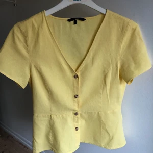 Gul topp! - Gul topp/blus från vero Moda! Sparsamt använd. Fraktkostnad: 66kr 💕