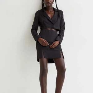 Klänning hm - Säljer den här snygga helt oanvända klänningen från h&m. Säljer då den bara inte kommer till användning. 🖤 köpare står för frakt