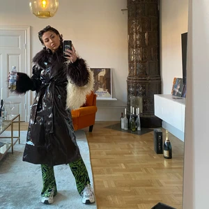 Brown latex coat with fur - Mörkbrun kappa i fakelatex med fakepäls krage och ärmar. Aldrig använd. 