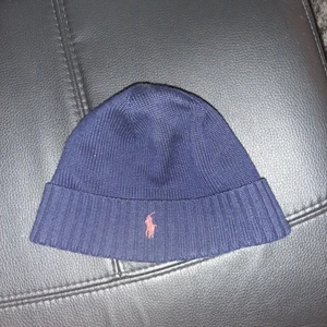 Ralph lauren mössa - Använd en vinter. Inga slitage eller liknande. Navyblå  Kan mötas upp i Göteborg!