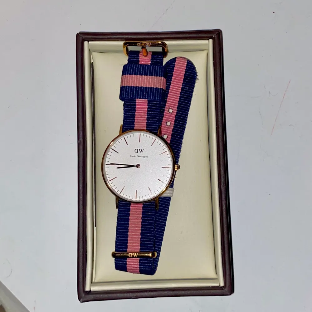 Klockan från Daniel Wellington. Säljer då den inte kommer till användning. Nypris ca: 1500kr. Accessoarer.