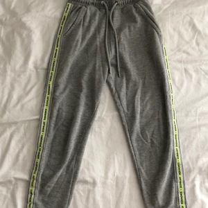 Gråa mjukisbyxor  - Gråa mjukisbyxor med tryck på sidorna köpta på Pull&Bear. Ganska bra skick