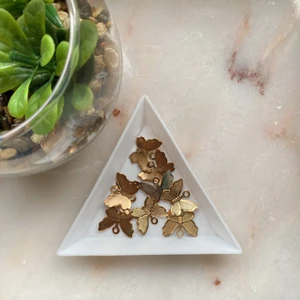 Berlocker fjärilar! - Jättesöta berlocker i form av fjärilar! Har 9 st inne. Jättefina på t.ex örhängen. 2 kr st!