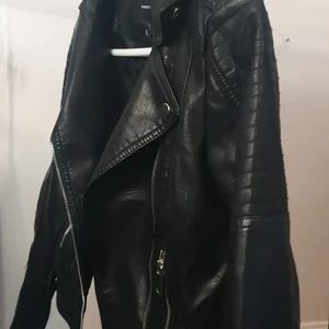 Sprillans ny läder/skinn jacka - Helt oanvänd skinnjacka från veromoda (nypris -:699) Säljer för 350, ni får givetvis mer bilder om det önskas.