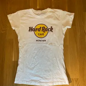 Hard Rock Cafe T-shirt, Storlek S. Har inga fläckar eller hål tröjan är i bra skick!