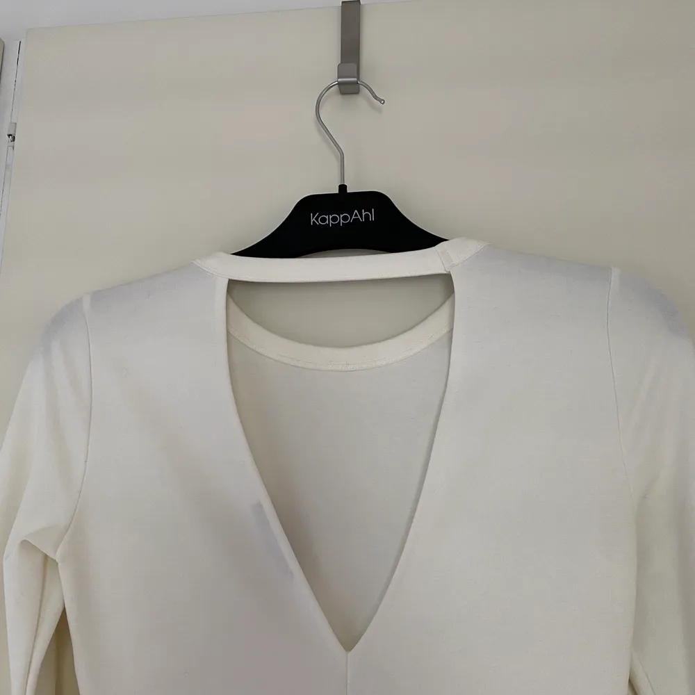 En vit enkel men elegant klänning från GinaTricot i storlek XS. Klänningen är enbart använd 1 gång då den tyvärr inte kommit till användning. . Klänningar.