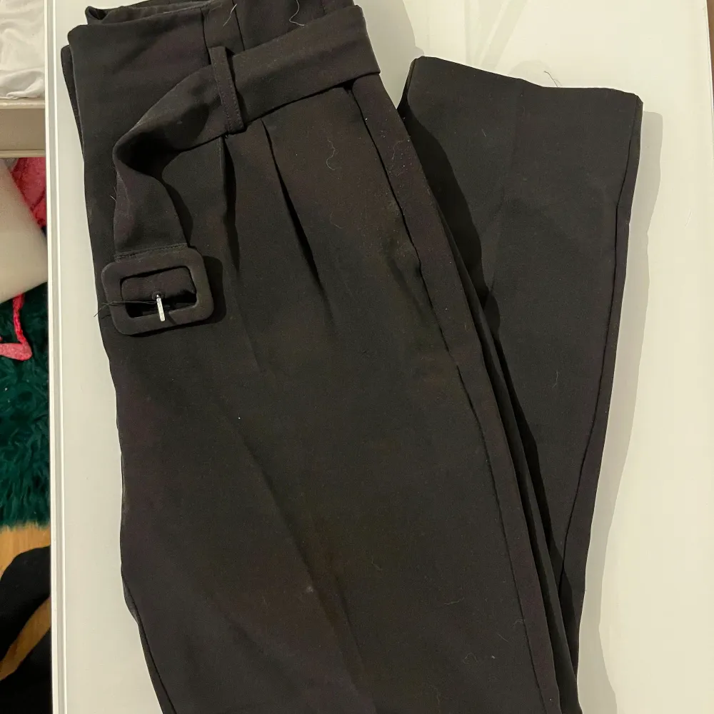 Ett par vita kostymbyxor från Topshop i strl 38, helt oanvända. 200kr. Ett par svarta kostymbyxor från NA-KD, använda fåtal gånger strl 38: 120kr. Jeans & Byxor.