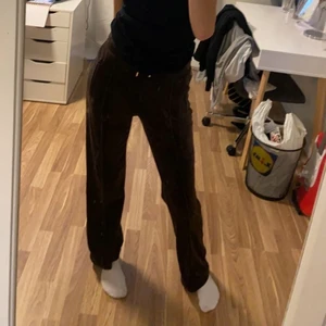 juciy byxor  - Bruna juciy byxor i storlek xs, nästan inte alls använda. Köpte för 900 men säljer för 300kr+frakt🤍🤍