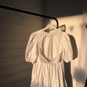 Zara klänning - En klänning från zara! Använt en gång på skolavslutningen men kommer inte till användning mer! 🤪🤪😜😆😁