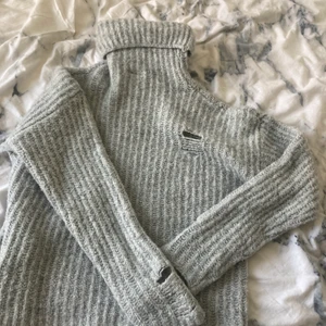 Grå stickad polo tröja strl 170 - En fin stickad polo tröja med hål ifrån Kappahl. Köpt för några år sen i strl 170 använd ett antal gånger. Säljer för 100kr + frakt, hör av er om ni är intresserade❣️