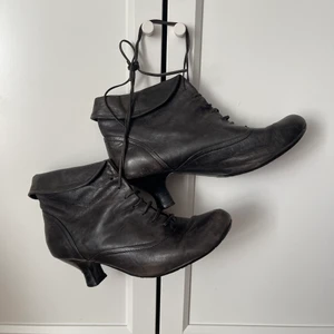 Gammaldags skor - Skorna har använts länge men är väl omhändertagna och har endast en defekt på ena klacken