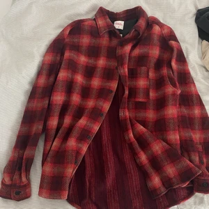 varm flannel - stor flannelskjorta från john boyegas hm kollektion! använd bara en gång :( storlek M så sitter lite större på mig💓 möts upp i stockholm!